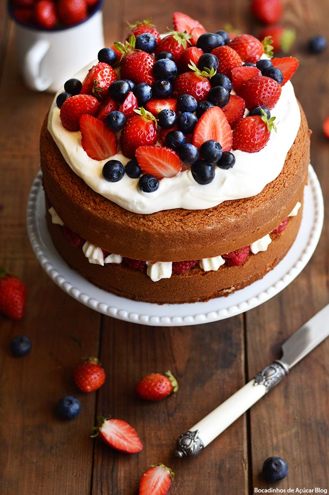 Bolo de Cardamomo com Mascarpone e Frutos vermelhos_ Cardamom Cake with Mascarpone and Berries